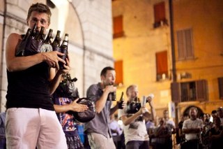buskers-bottle-boys-420x280_320x213